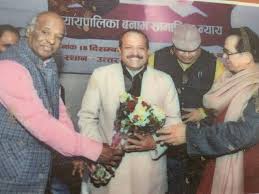 Dr. Prakash Khetan receiving an award